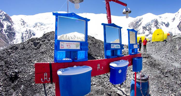 Installation d'expédition en montagne avec bassines et miroirs en extérieur.
