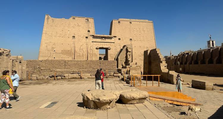 Toeristen die een oude Egyptische tempelvoorhof verkennen.