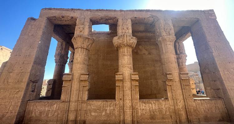 Tempeldeel met gedetailleerde stenen zuilen.