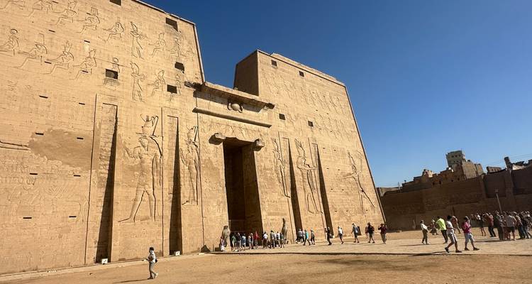 Grote tempelingang met toeristen die rondlopen.