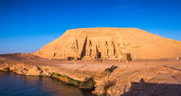 Fotografía del templo de Abu Simbel con cielos azules claros y luz matutina.