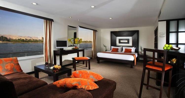 Interior de habitación lujosa con vista al río.