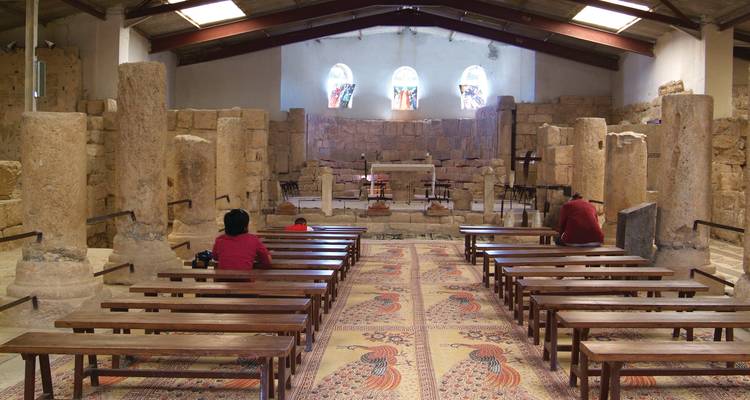 Interior de una iglesia histórica con bancos.
