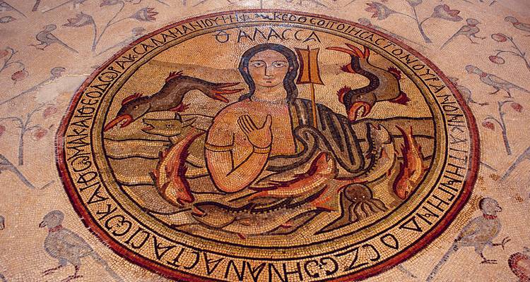 Mosaico intrincado con diseños de animales y acuáticos.