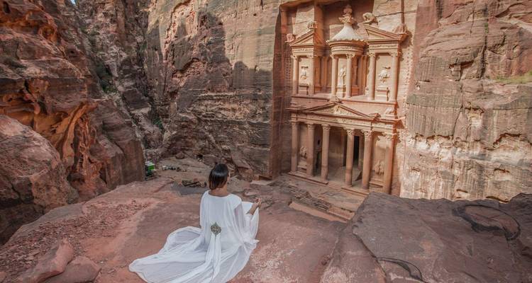 Persona contemplando el tesoro de Petra desde arriba.
