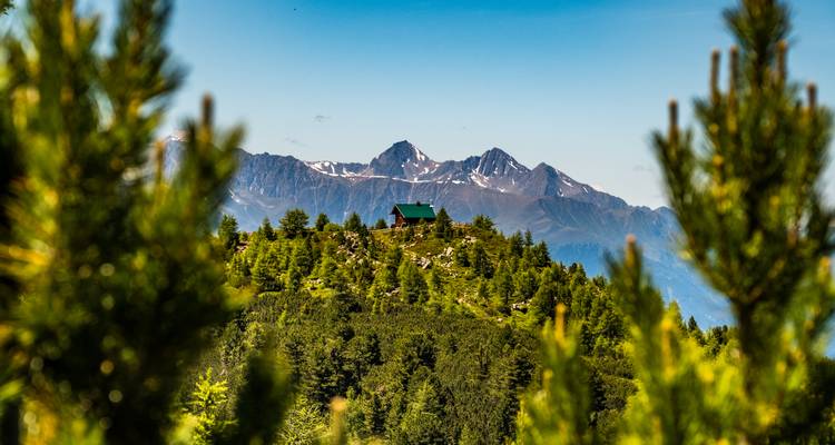 Abgelegene Hütte auf einem Berg mit Panoramablick.
