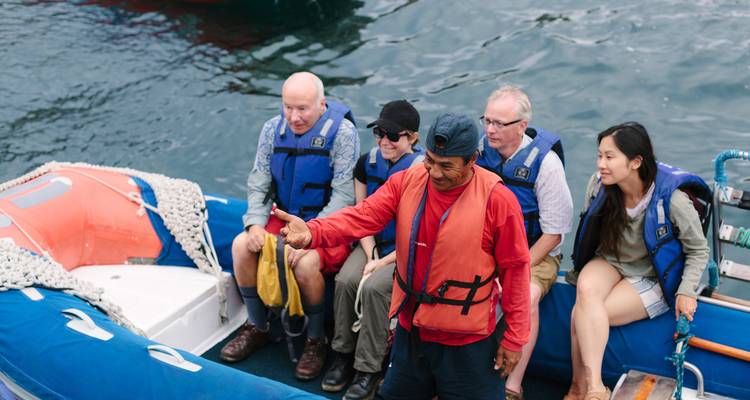Visitantes en un bote con un guía local en un lago.
