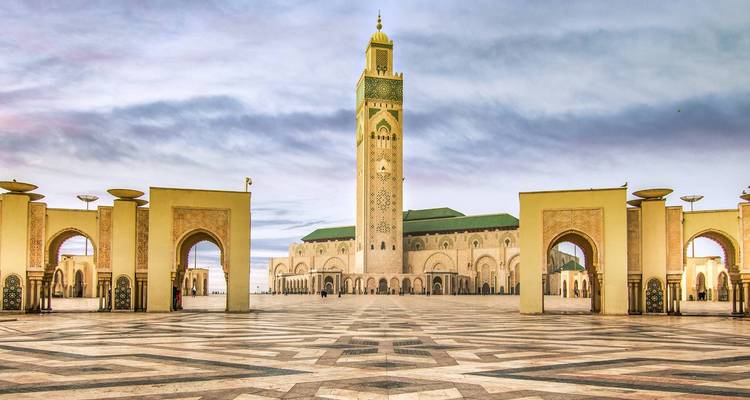 La Mosquée Hassan II avec une grande cour ouverte et des motifs complexes.