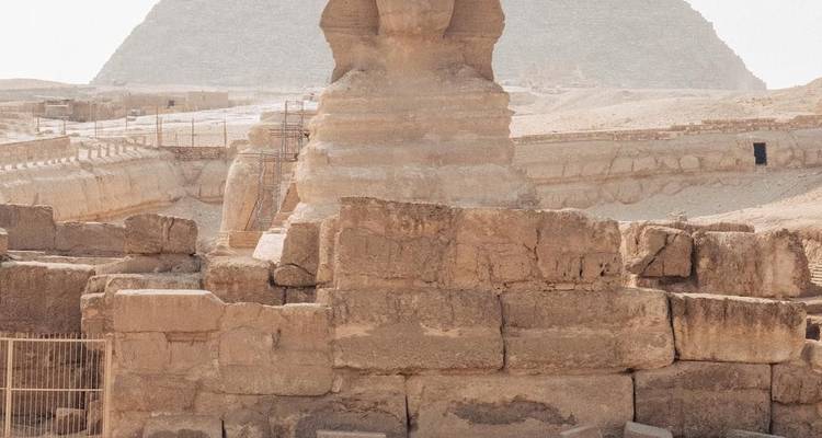 Vue du Sphinx avec les pyramides en arrière-plan.