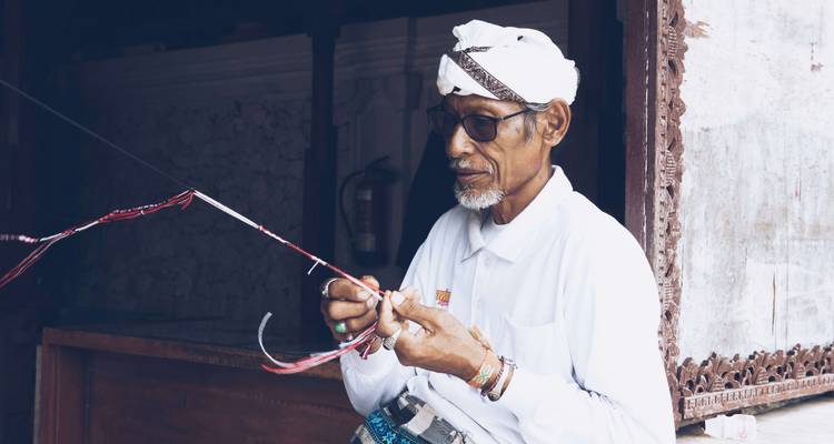 Persona sentada trabajando con hilo.