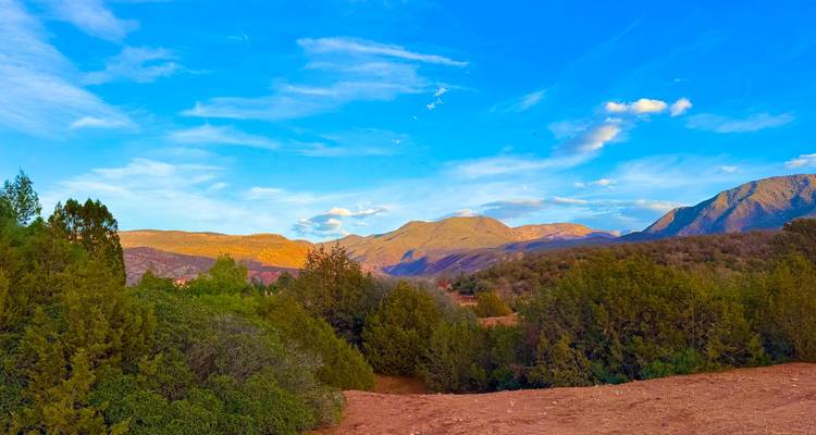 Paisaje montañoso con cielo colorido.
