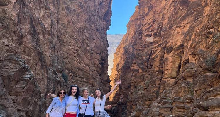 Grupo de turistas en un cañón.