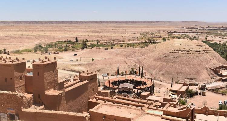 Vogelvluchtperspectief van een vestingachtige structuur en het omliggende landschap.