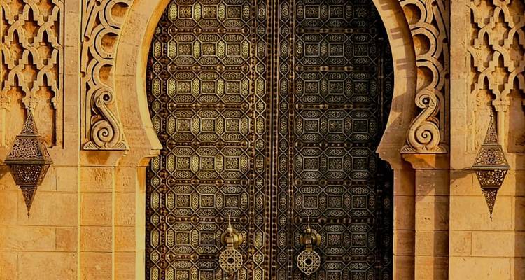 Porte marocaine ornée aux motifs géométriques complexes.
