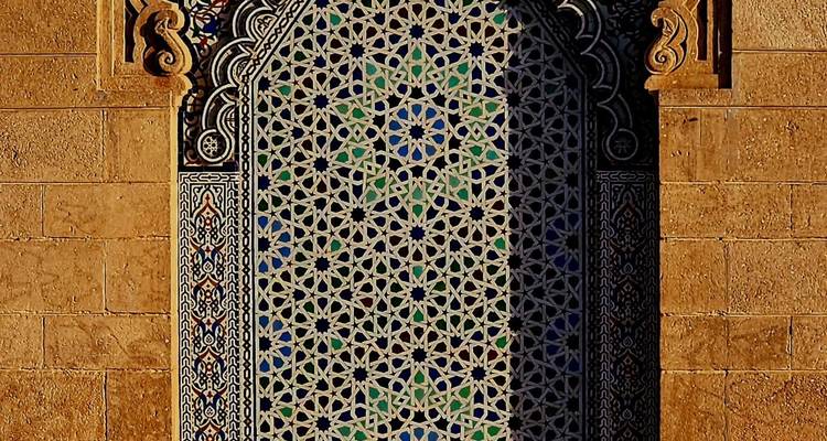 Carrelage en mosaïque avec motifs géométriques sur un mur.