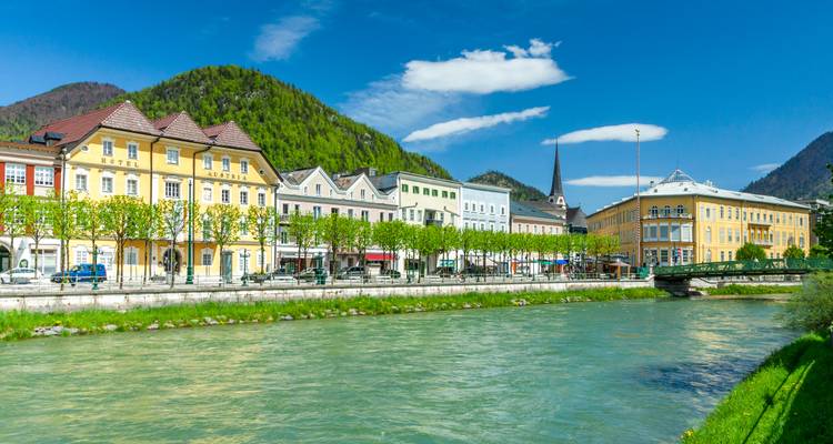 Une ville pittoresque avec des bâtiments colorés au bord d'une rivière.