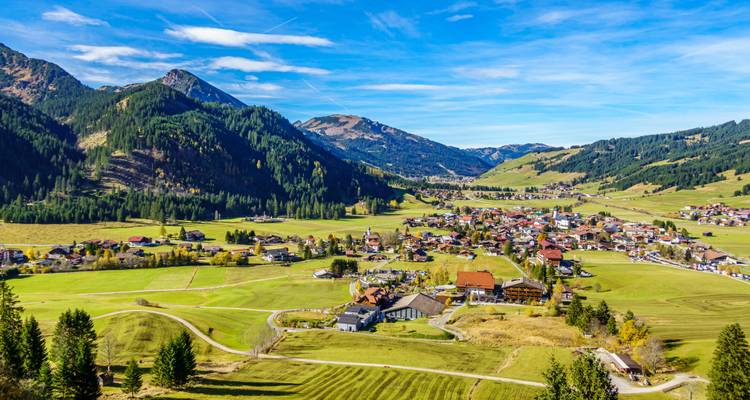 Luftaufnahme einer malerischen Talstadt.