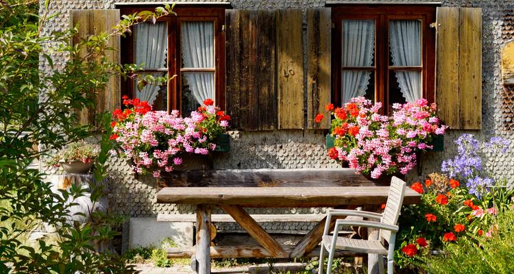 Charmante maison avec jardin fleuri.