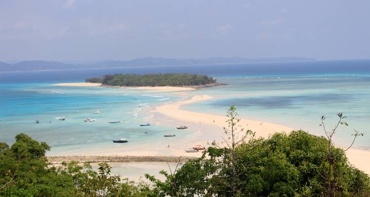 Vue panoramique d'un banc de sable reliant une île au continent.