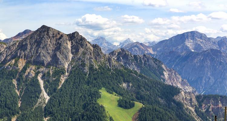 Une vue panoramique de montagnes densément boisées.