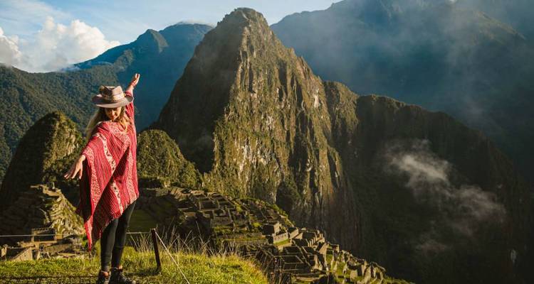 Femme en vêtements traditionnels posant au Machu Picchu.