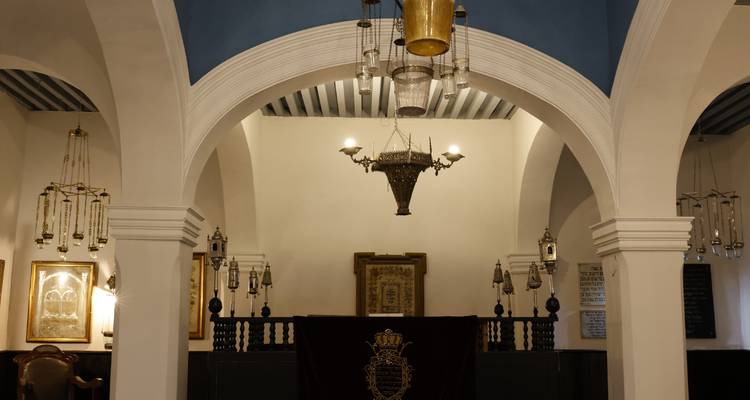 Intérieur d'un bâtiment traditionnel avec des éléments décoratifs.