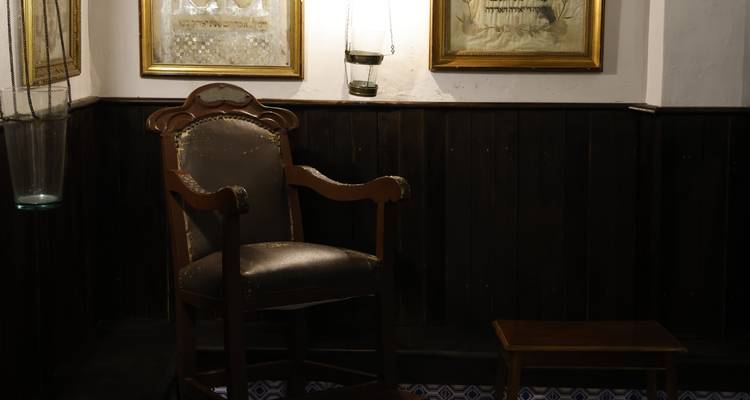 Chaise en bois placée dans un bâtiment historique.