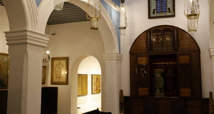 Intérieur décoratif d'un bâtiment historique.