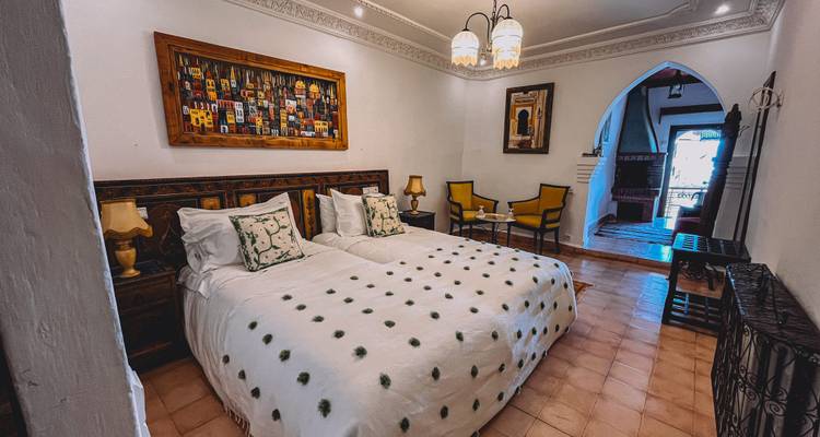 Chambre douillette avec décoration traditionnelle et lits jumeaux.