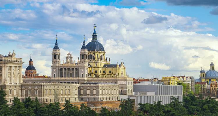 La cathédrale de l'Almudena à Madrid avec les bâtiments environnants.