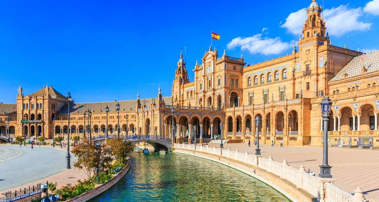 Place d'Espagne à Séville avec un canal et une architecture complexe.
