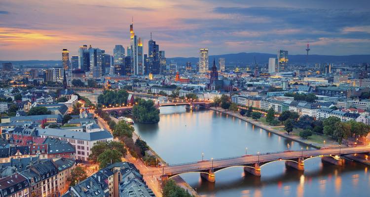 Skyline de Francfort avec rivière et ponts au coucher du soleil.