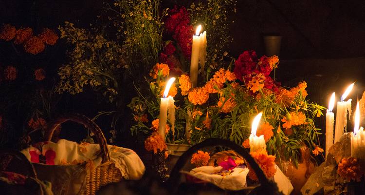 Kerzen und Ringelblumen als Altar arrangiert.