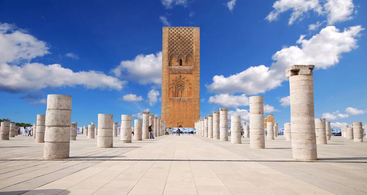 Tour Hassan à Rabat entourée de colonnes anciennes.