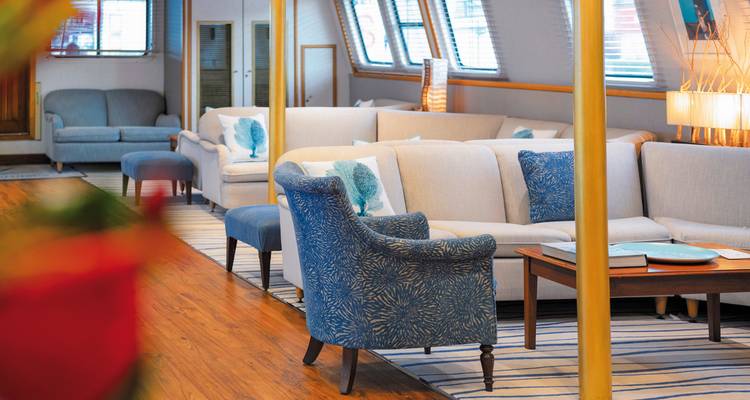 Zone de sièges intérieure élégante sur un navire de croisière.