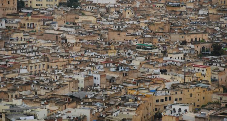 Zone urbaine dense avec des bâtiments traditionnels étroitement serrés.