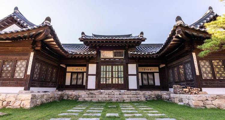 Goed geconserveerd traditioneel Koreaans hanok-huis met stenen trappen en netjes onderhouden gazon