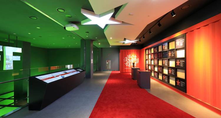 Moderne interactieve museuminterior met felle kleuren en stervormige verlichting
