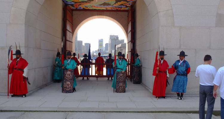 Ceremonia tradicional de cambio de guardia en la puerta del Palacio Gyeongbokgung en Seúl