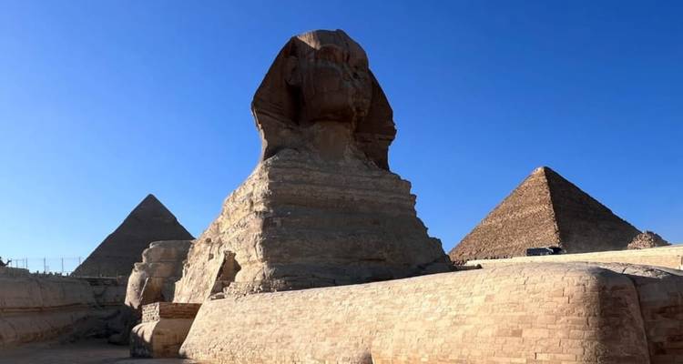 Sfinx en piramides op de achtergrond.