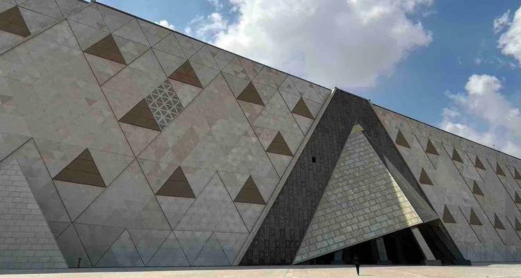 Extérieur d'un musée moderne avec une façade géométrique.