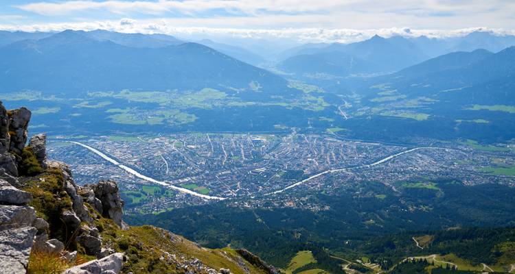 Vue aérienne d'une ville avec des montagnes environnantes.