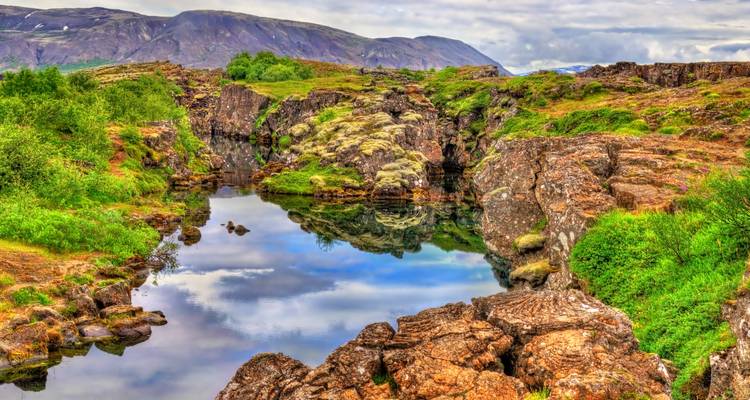 Eau claire reflétant le paysage rocheux.