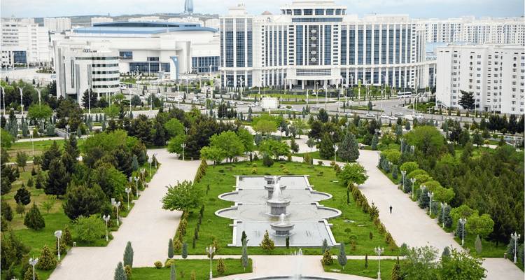 Vue aérienne d'un parc urbain moderne avec des gratte-ciel.