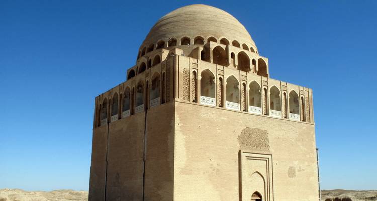 Mausolée historique avec des arches et des dômes complexes.