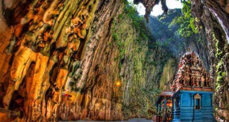 Temple complexe à l'intérieur d'une grotte avec des structures colorées.