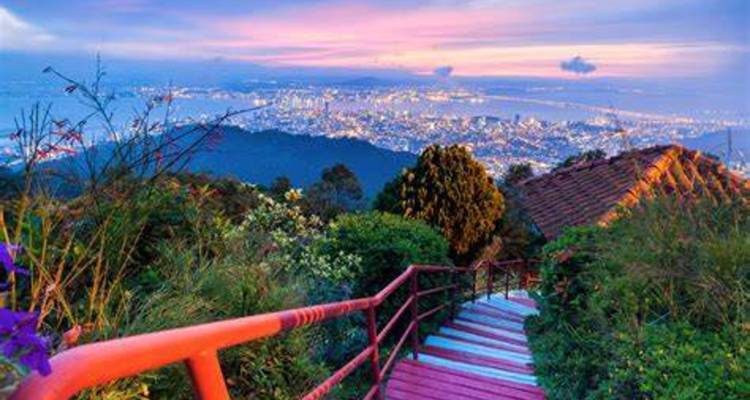 Escaliers colorés menant à une vue panoramique d'une ville au coucher du soleil.