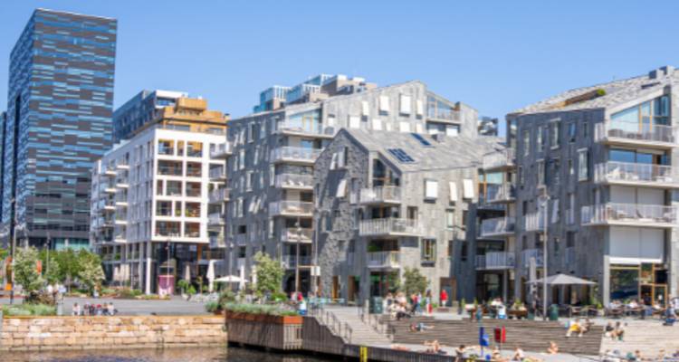 Architecture moderne au bord de l'eau par une journée ensoleillée.