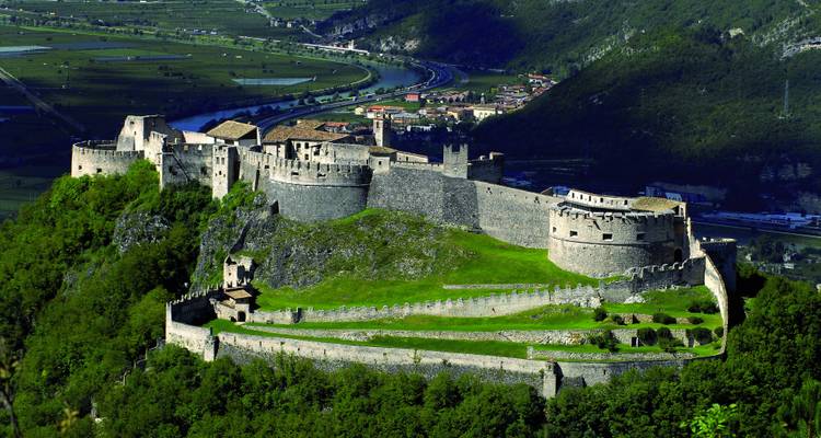 Middeleeuws kasteel op een heuvel met uitzicht op de vallei.
