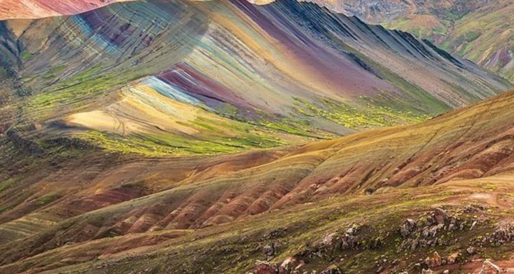 Kleurrijke gelaagde heuvels in een bergachtige woestijnstreek.